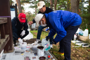 東屋ペンキ塗り7